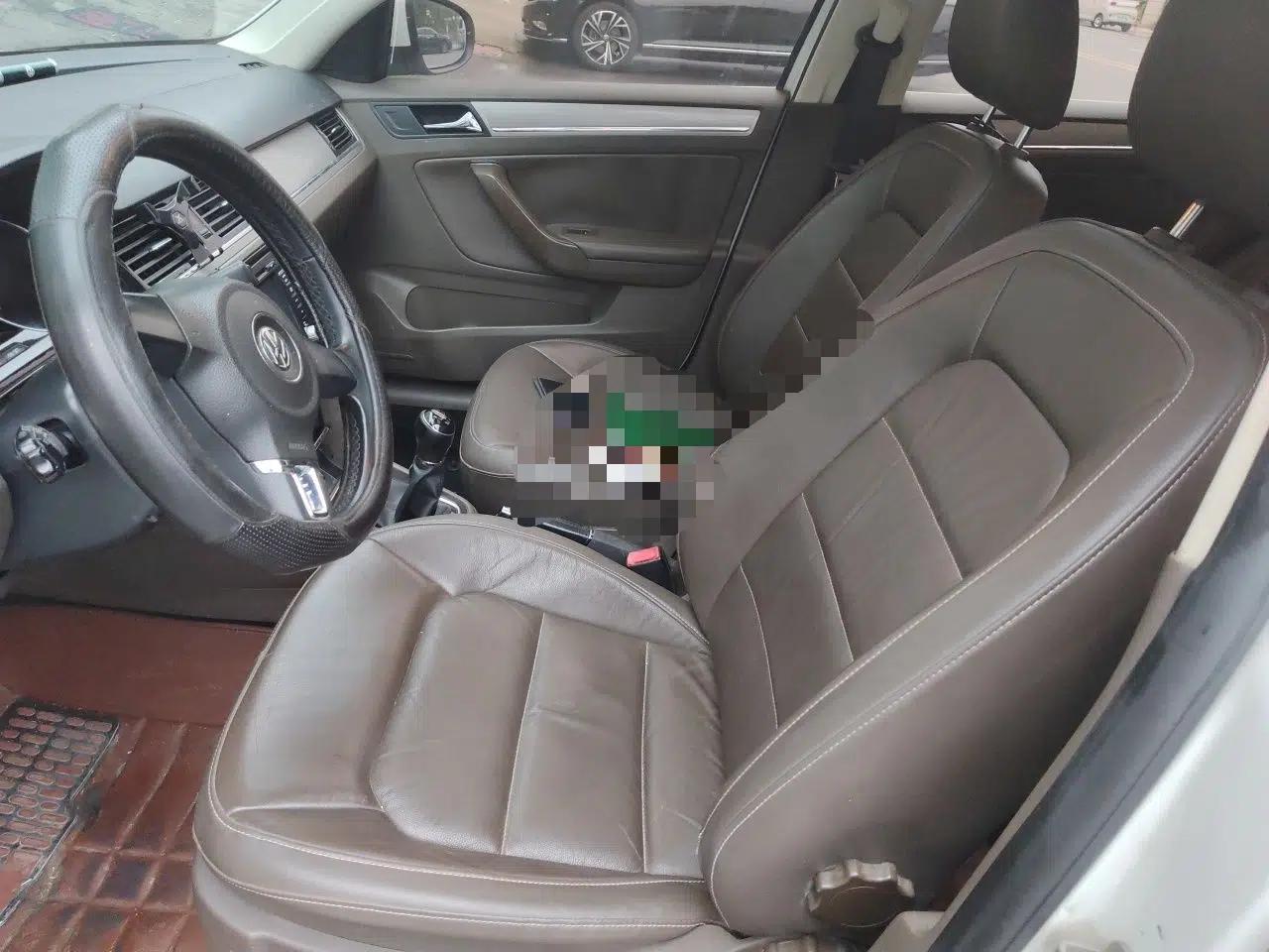 Volkswagen Bora 2013 1.6L Manual Comfort Model — миниатюра 15