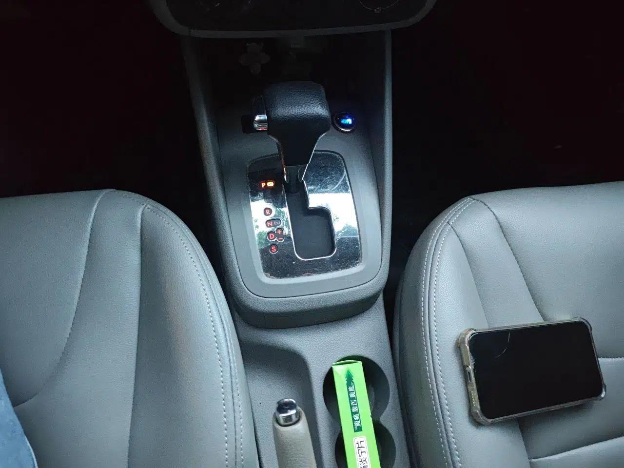 Volkswagen Bora 2012 1.6L Automatic Fashion Edition — миниатюра 14