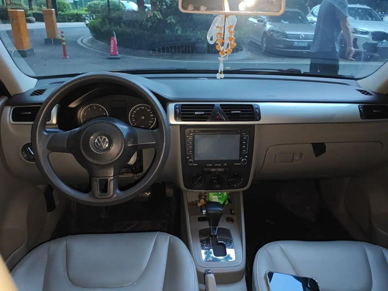Volkswagen Bora 2012 1.6L Automatic Fashion Edition — миниатюра 9
