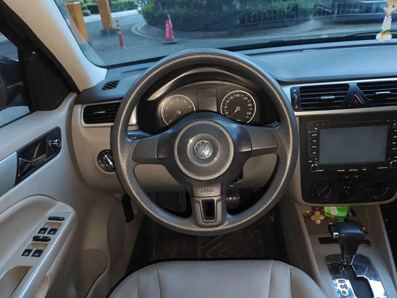 Volkswagen Bora 2012 1.6L Automatic Fashion Edition — миниатюра 10