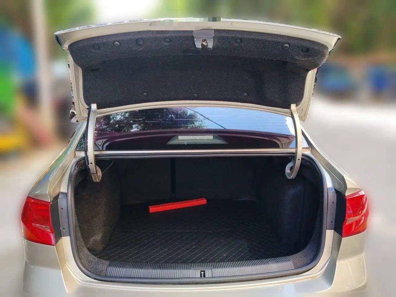 Volkswagen Bora 2016 1.6L Automatic Comfort Model — миниатюра 16