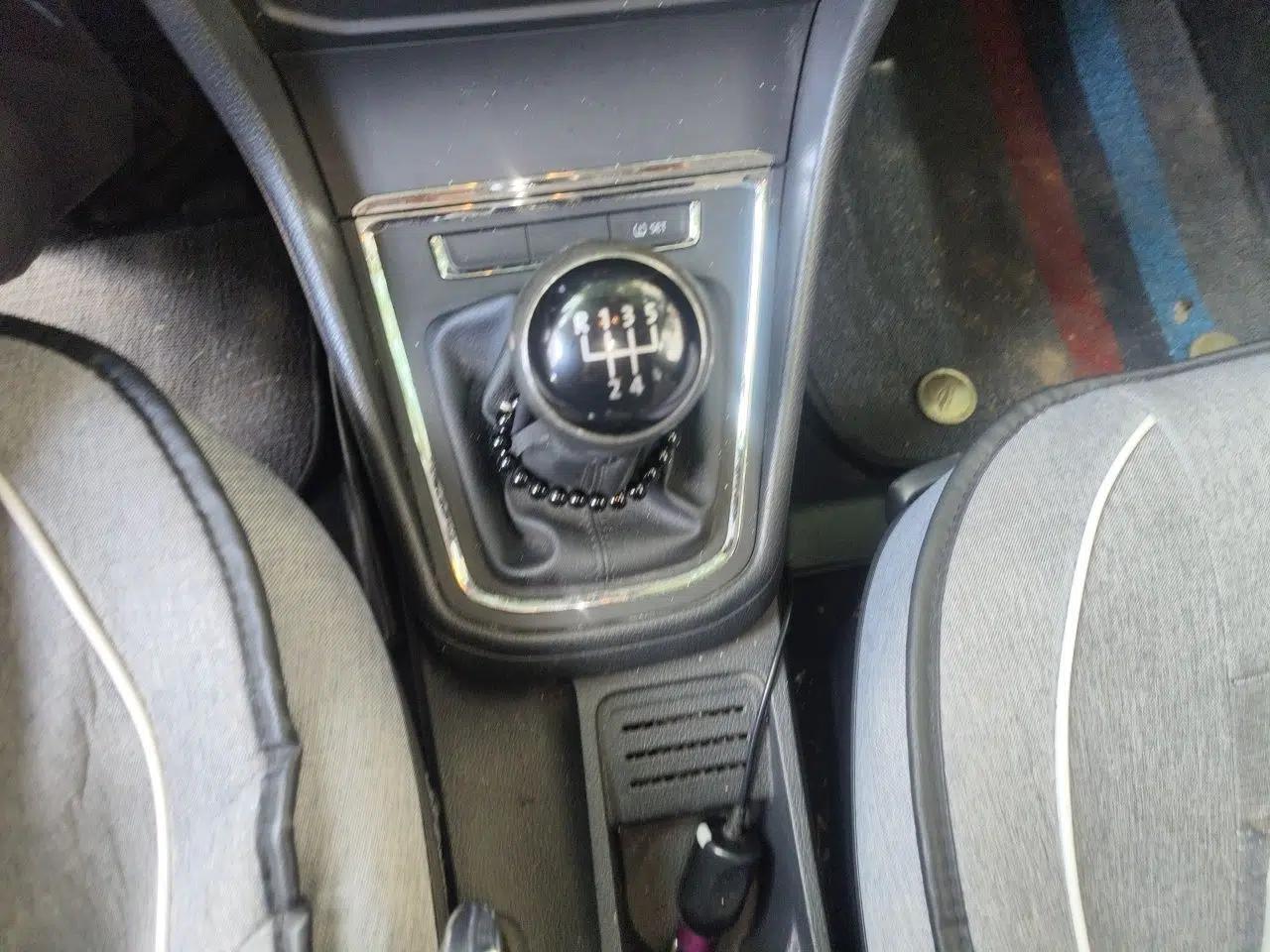 Volkswagen Bora 2018 1.5L Manual Fashion Model — миниатюра 14