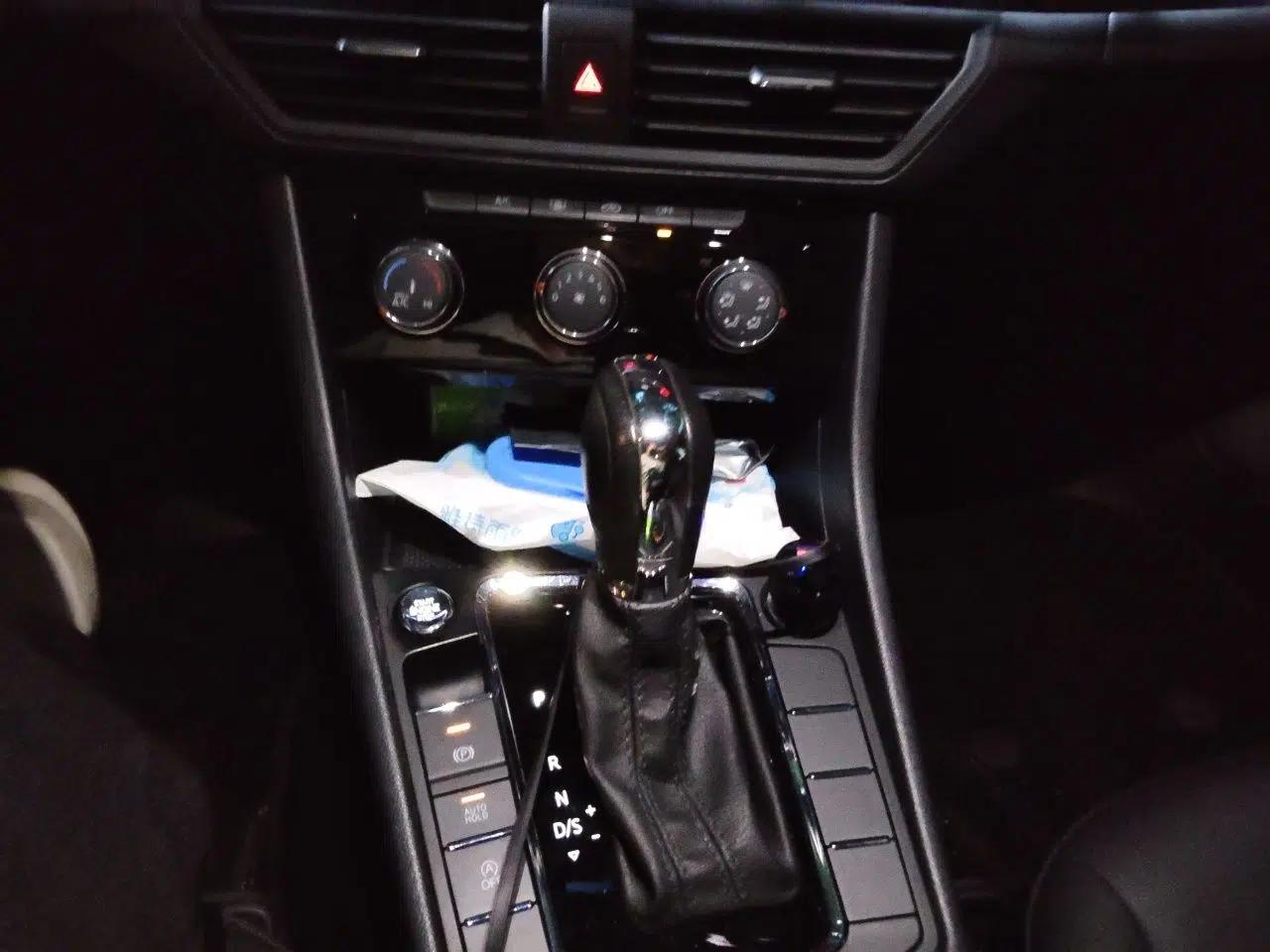 Volkswagen Bora 2021 1.5L Automatic Elite Smart Connect Edition — миниатюра 13