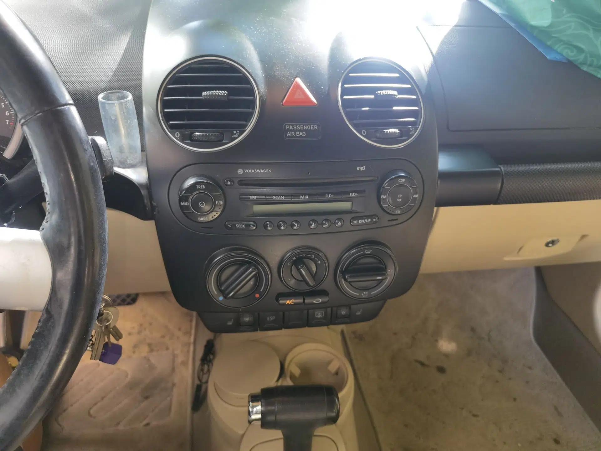 Volkswagen Beetle 2008 1.8T AT Luxury Model — миниатюра 13