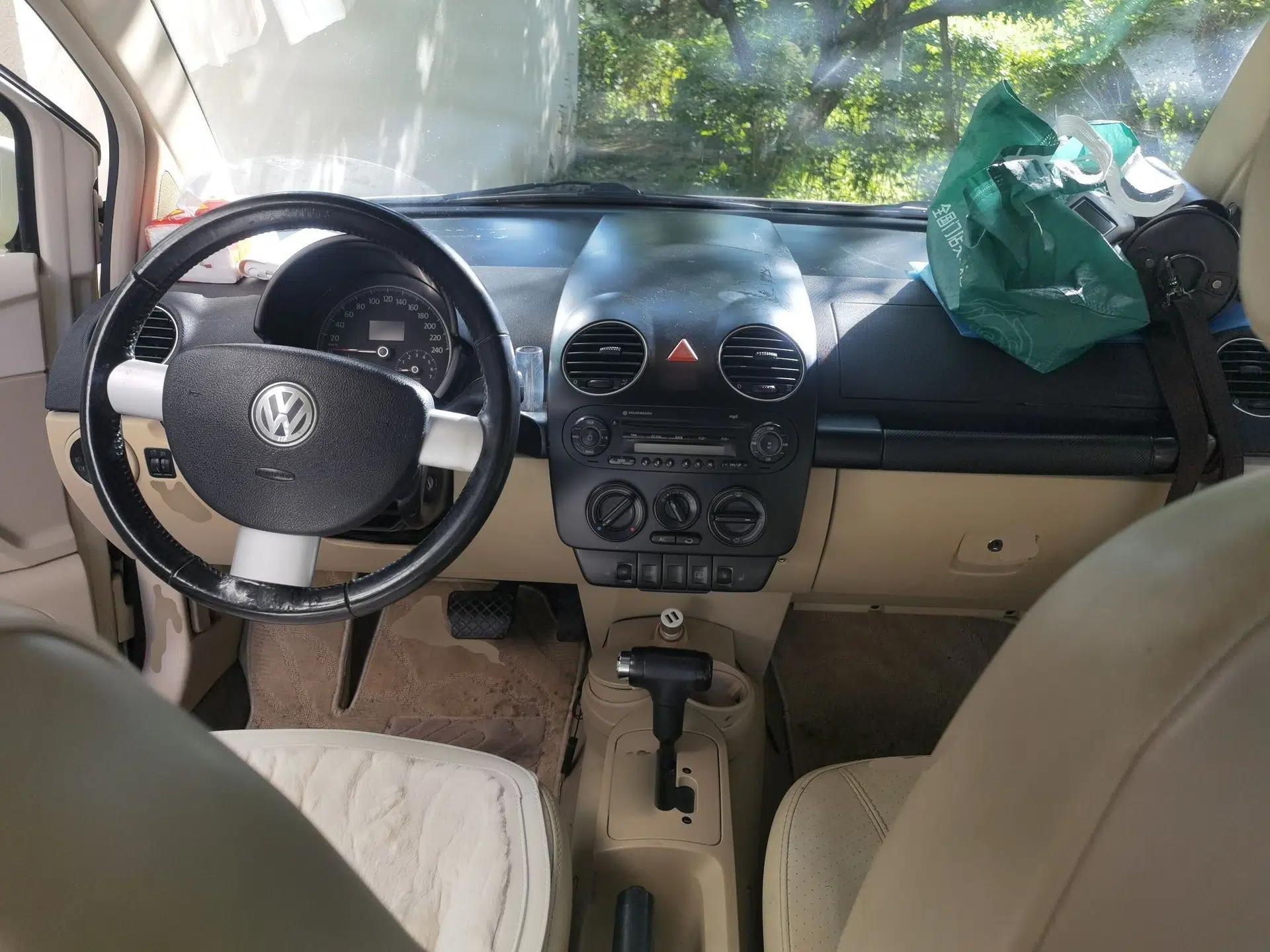 Volkswagen Beetle 2008 1.8T AT Luxury Model — миниатюра 9