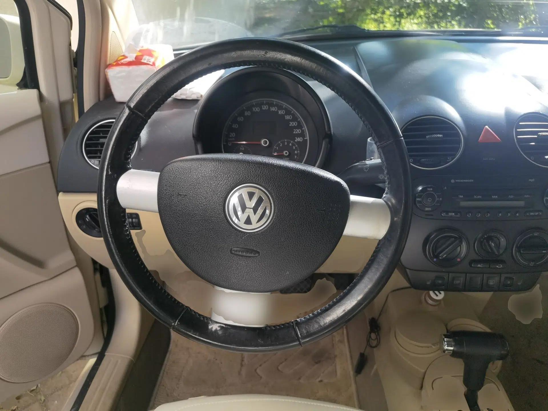 Volkswagen Beetle 2008 1.8T AT Luxury Model — миниатюра 10