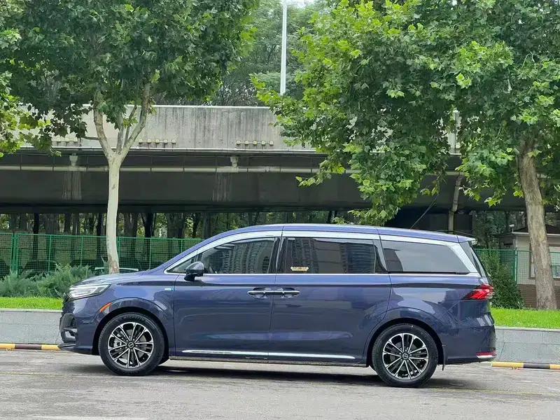 Roewe iMAX8 2022 400TGI Premium Edition — миниатюра 3