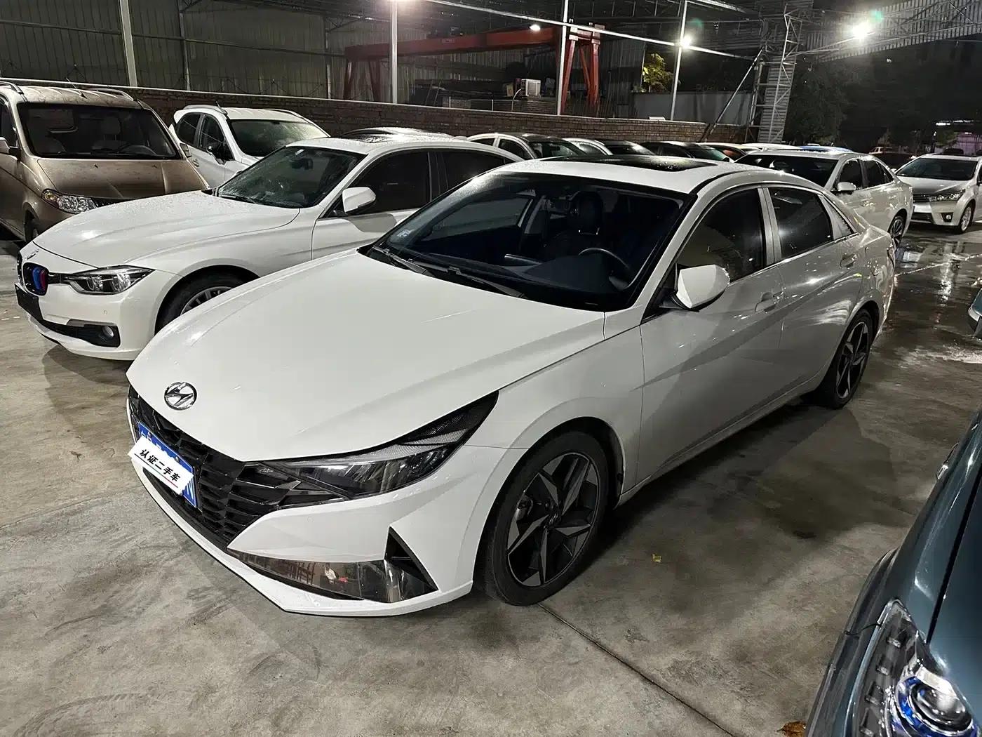 Hyundai Elantra 2022 1.5L CVT LUX Premium Edition — миниатюра 1