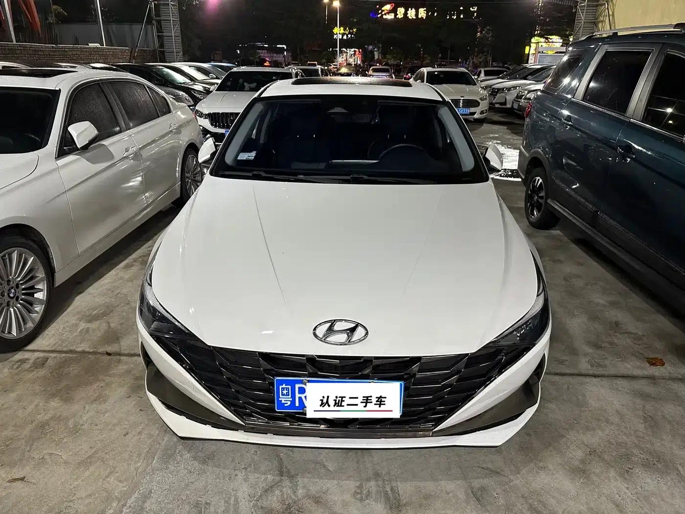 Hyundai Elantra 2022 1.5L CVT LUX Premium Edition — миниатюра 2