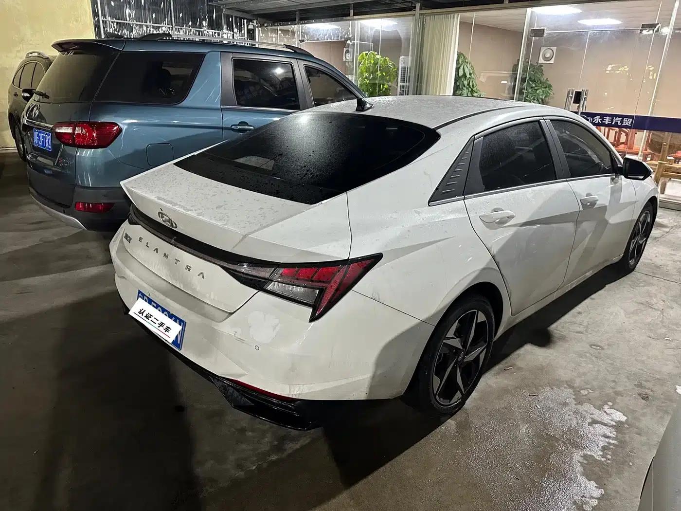 Hyundai Elantra 2022 1.5L CVT LUX Premium Edition — миниатюра 3