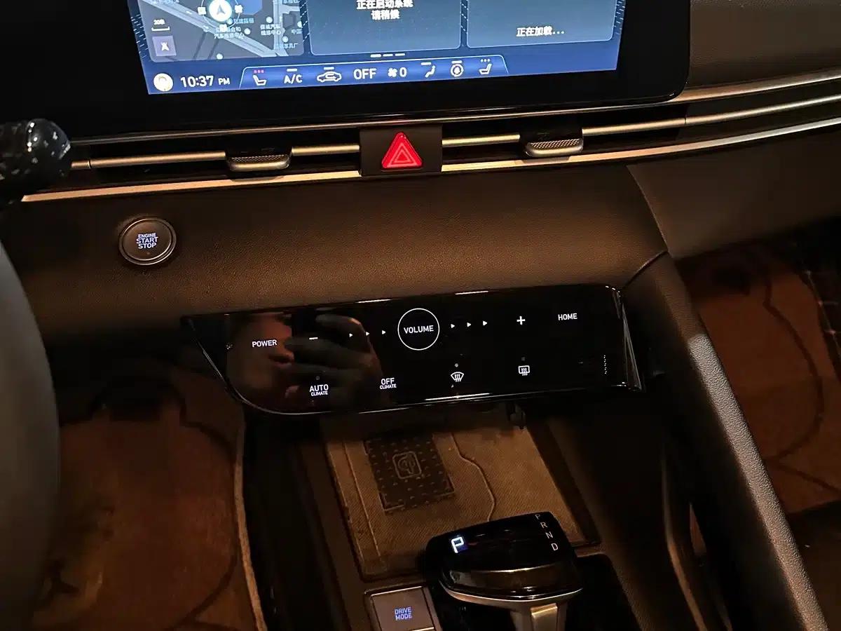 Hyundai Elantra 2022 1.5L CVT LUX Premium Edition — миниатюра 6