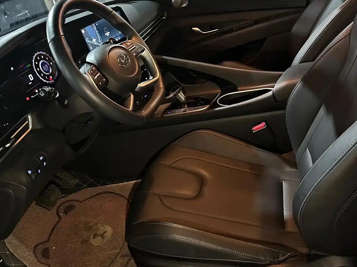 Hyundai Elantra 2022 1.5L CVT LUX Premium Edition — миниатюра 8