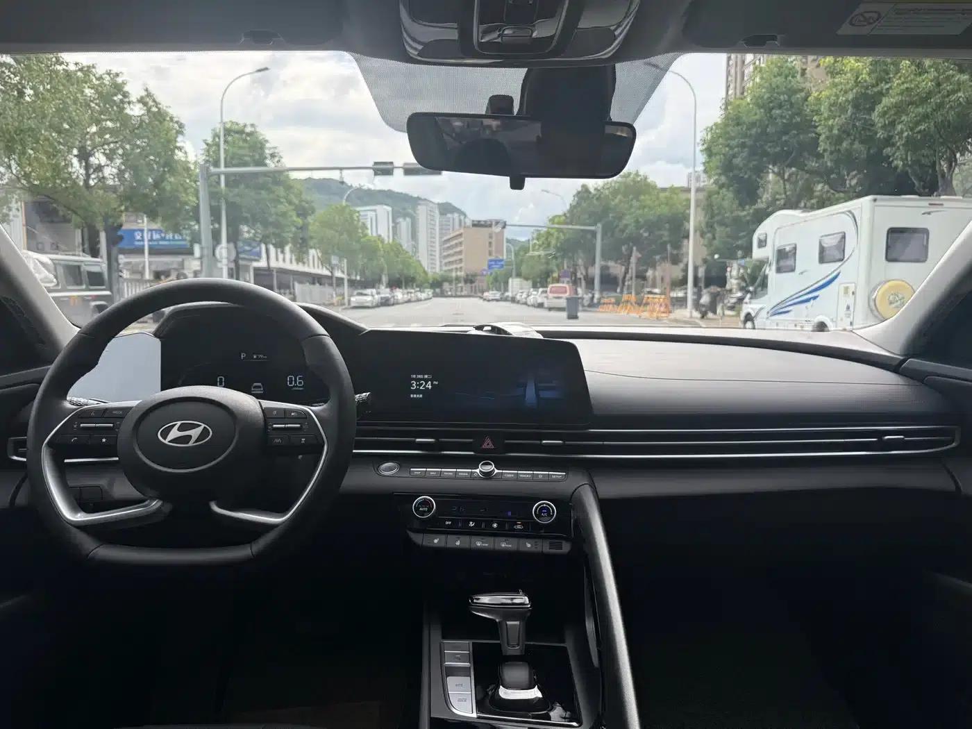 Hyundai Elantra 2023 1.5L CVT LUX Premium Edition — миниатюра 13