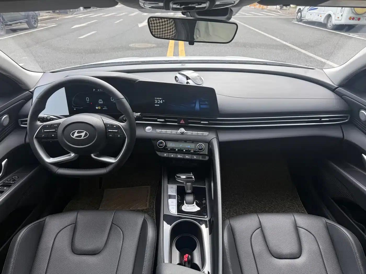 Hyundai Elantra 2023 1.5L CVT LUX Premium Edition — миниатюра 14