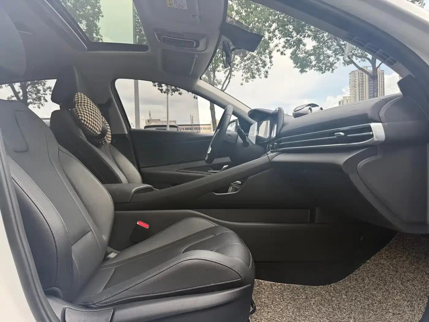 Hyundai Elantra 2023 1.5L CVT LUX Premium Edition — миниатюра 18