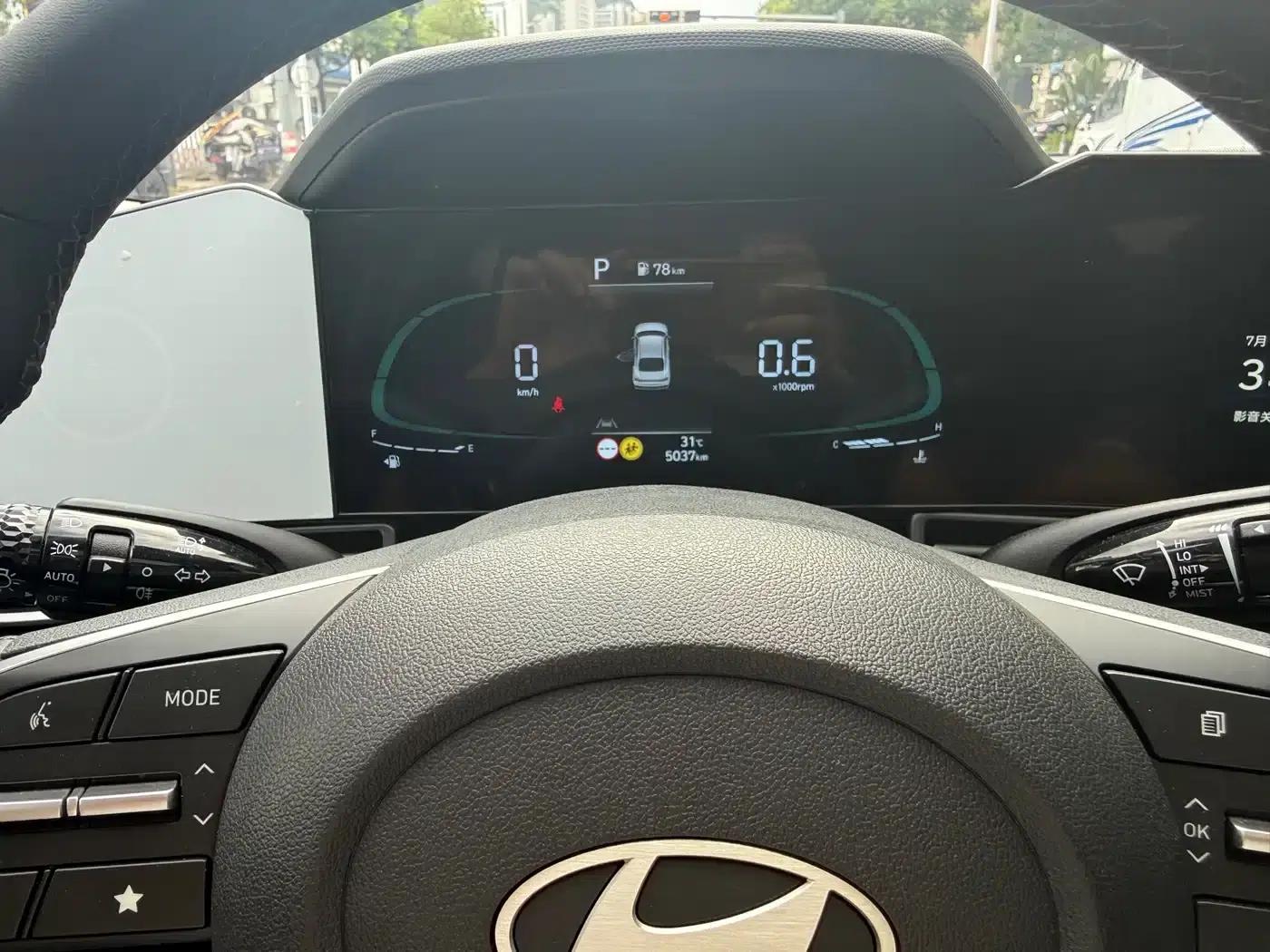 Hyundai Elantra 2023 1.5L CVT LUX Premium Edition — миниатюра 19