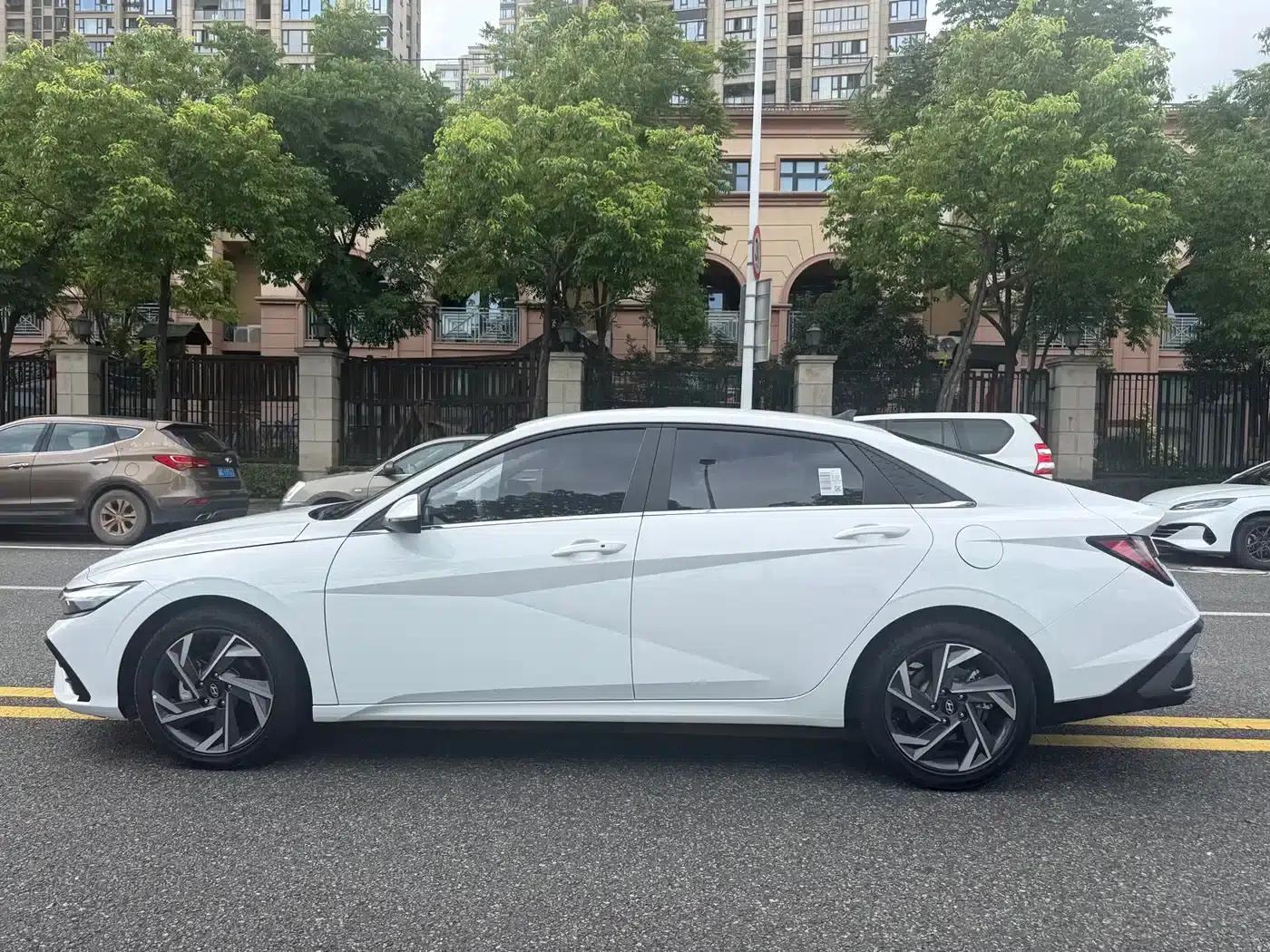 Hyundai Elantra 2023 1.5L CVT LUX Premium Edition — миниатюра 5