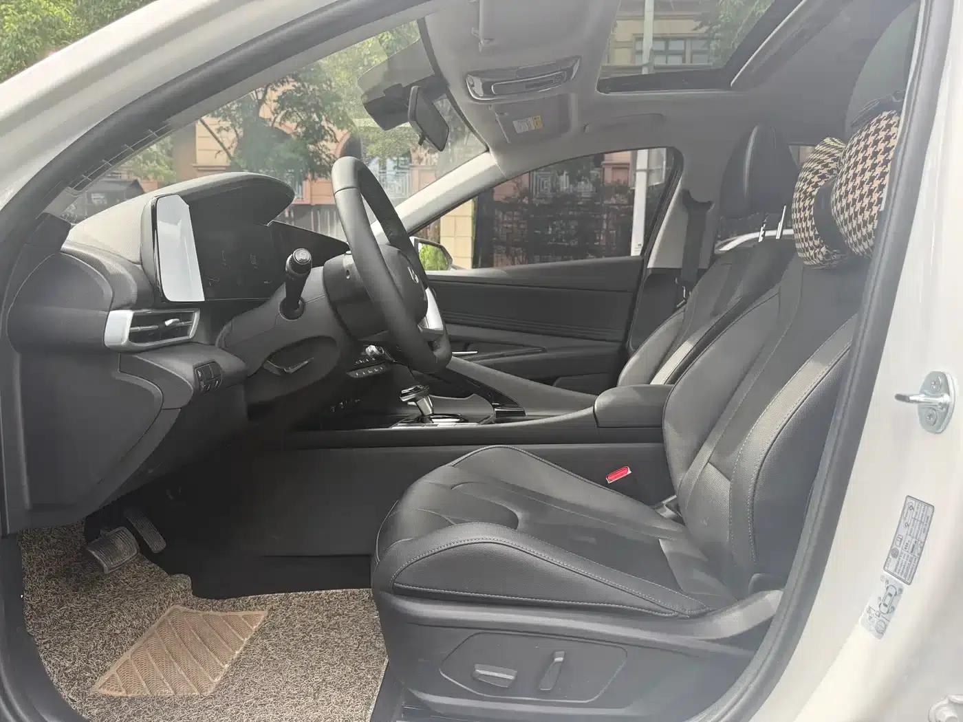 Hyundai Elantra 2023 1.5L CVT LUX Premium Edition — миниатюра 10