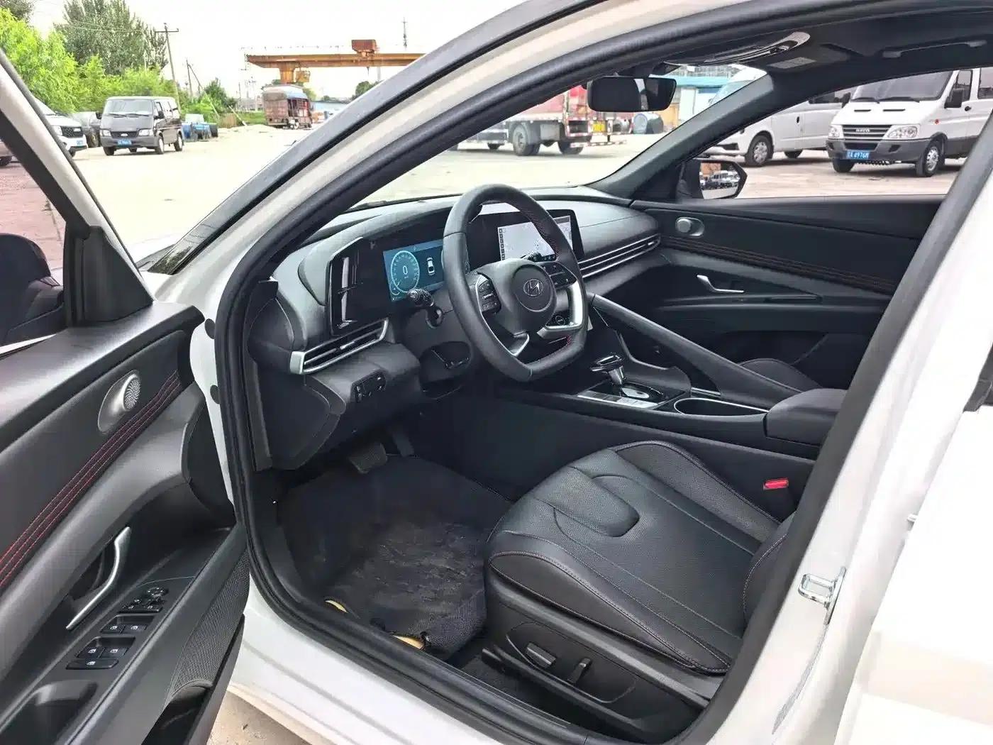 Hyundai Elantra 2022 1.5L CVT 20th Anniversary Edition — миниатюра 4