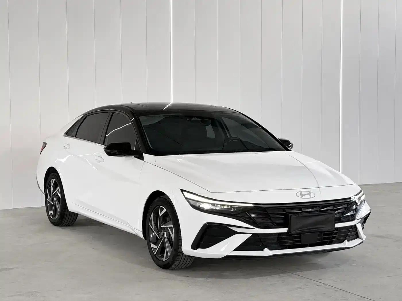 Hyundai Elantra 2023 1.5L CVT LUX Premium Edition — миниатюра 3
