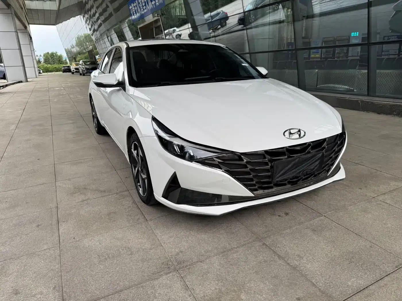 Hyundai Elantra 2023 1.5L CVT LUX Premium Edition — миниатюра 3