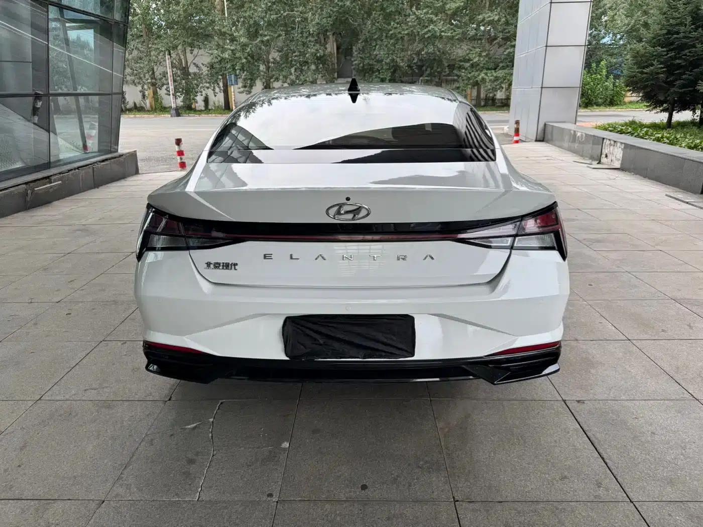 Hyundai Elantra 2023 1.5L CVT LUX Premium Edition — миниатюра 4