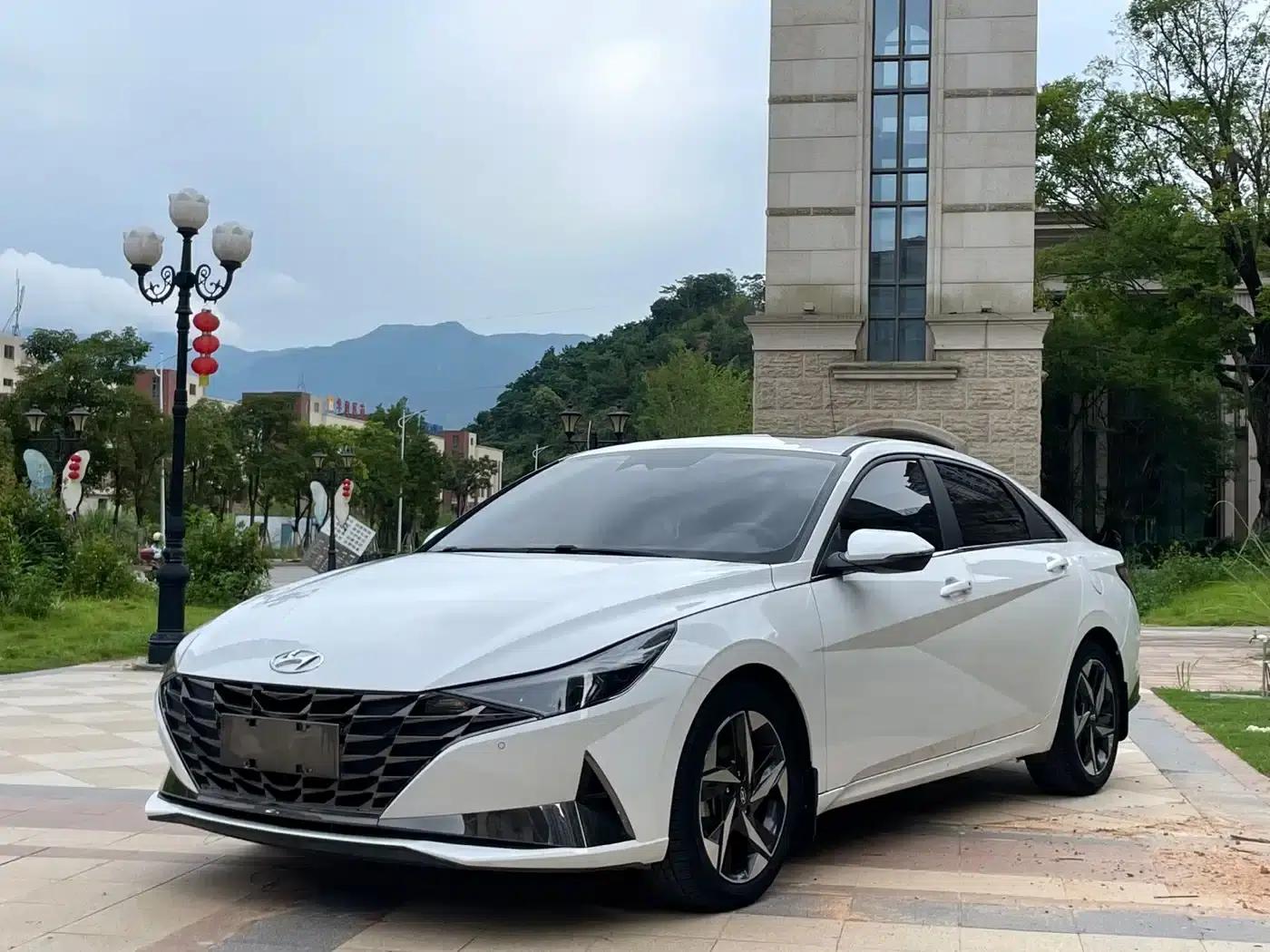 Hyundai Elantra 2022 1.5L CVT LUX Premium Edition — миниатюра 1