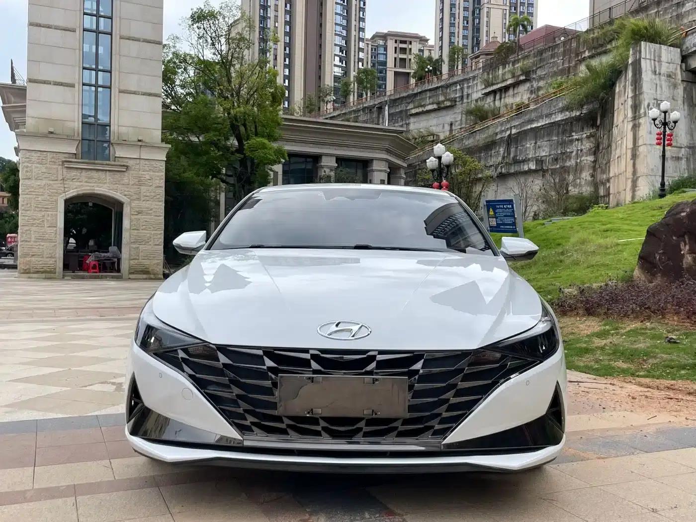 Hyundai Elantra 2022 1.5L CVT LUX Premium Edition — миниатюра 2