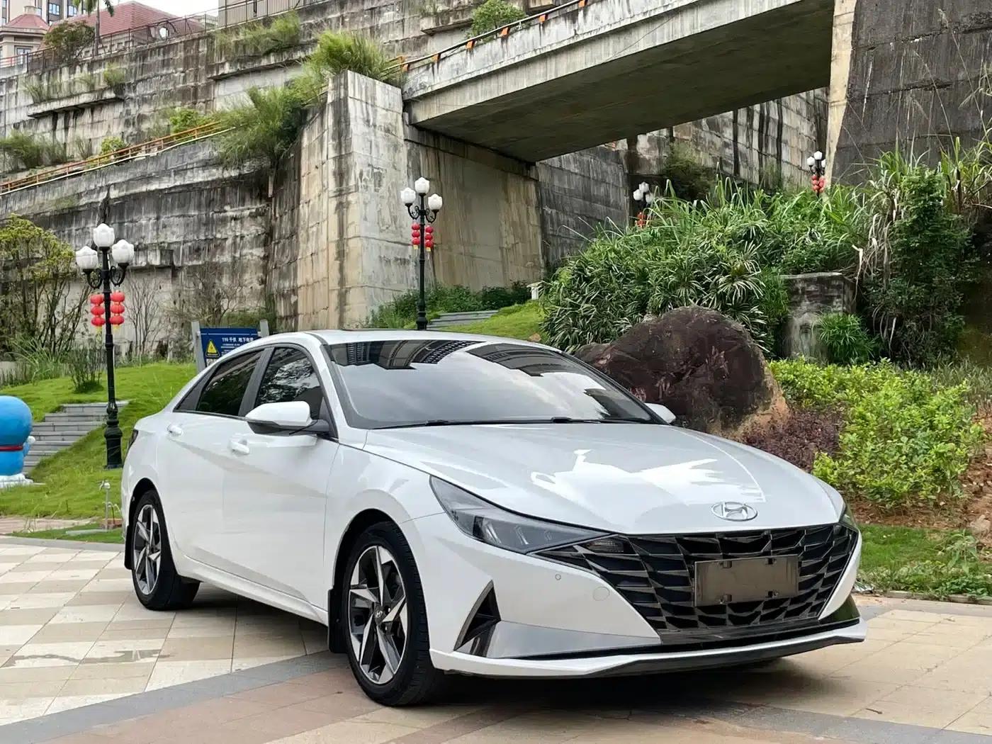Hyundai Elantra 2022 1.5L CVT LUX Premium Edition — миниатюра 3