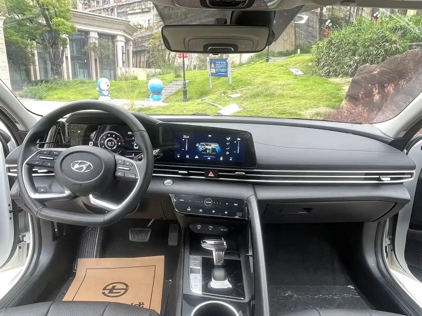 Hyundai Elantra 2022 1.5L CVT LUX Premium Edition — миниатюра 6
