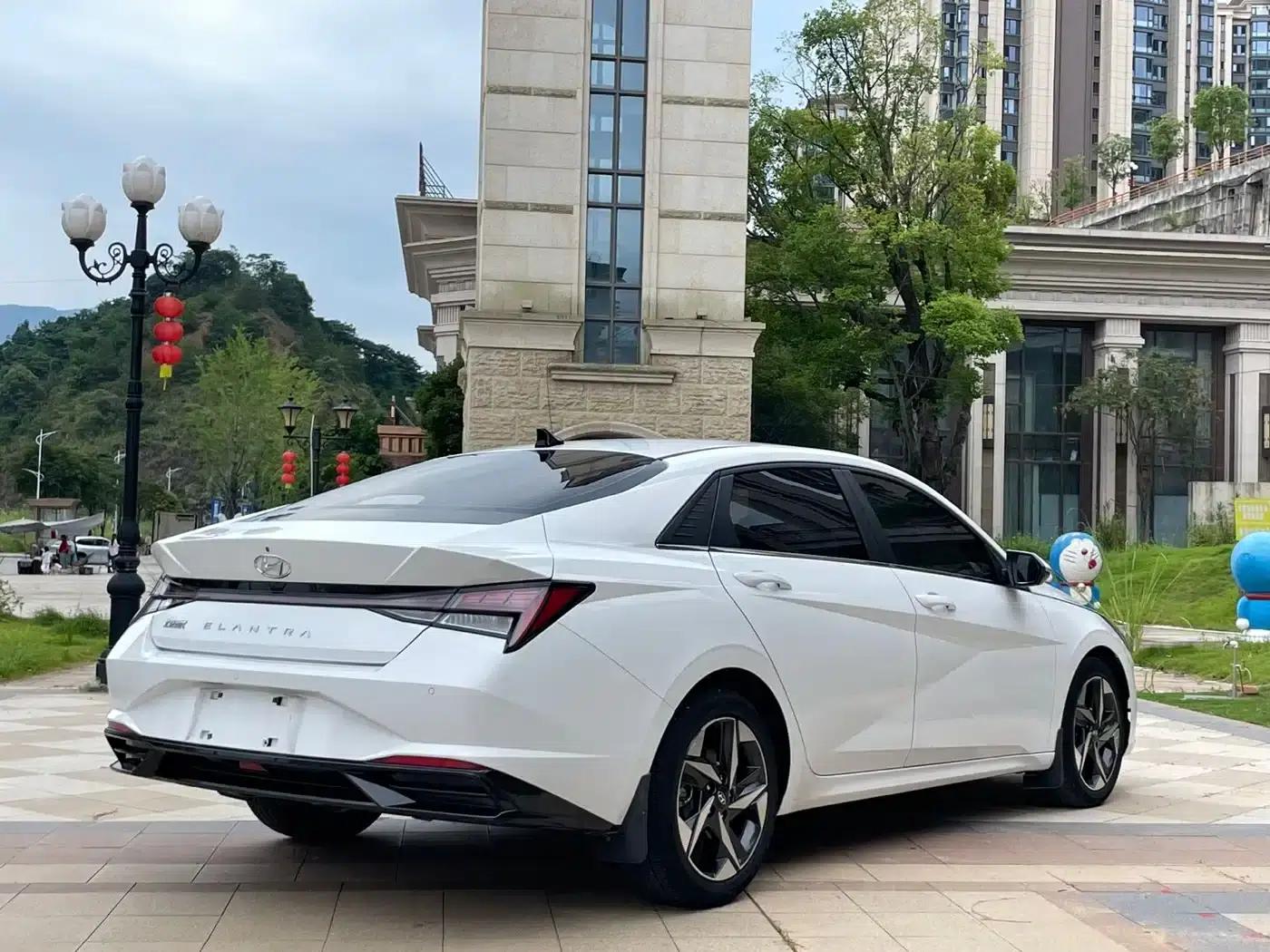 Hyundai Elantra 2022 1.5L CVT LUX Premium Edition — миниатюра 7