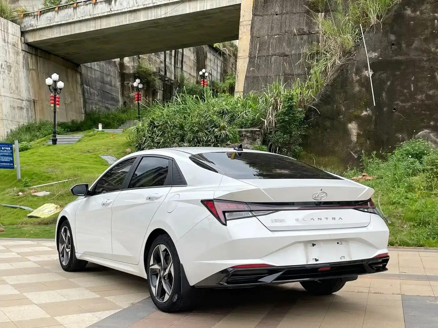 Hyundai Elantra 2022 1.5L CVT LUX Premium Edition — миниатюра 8