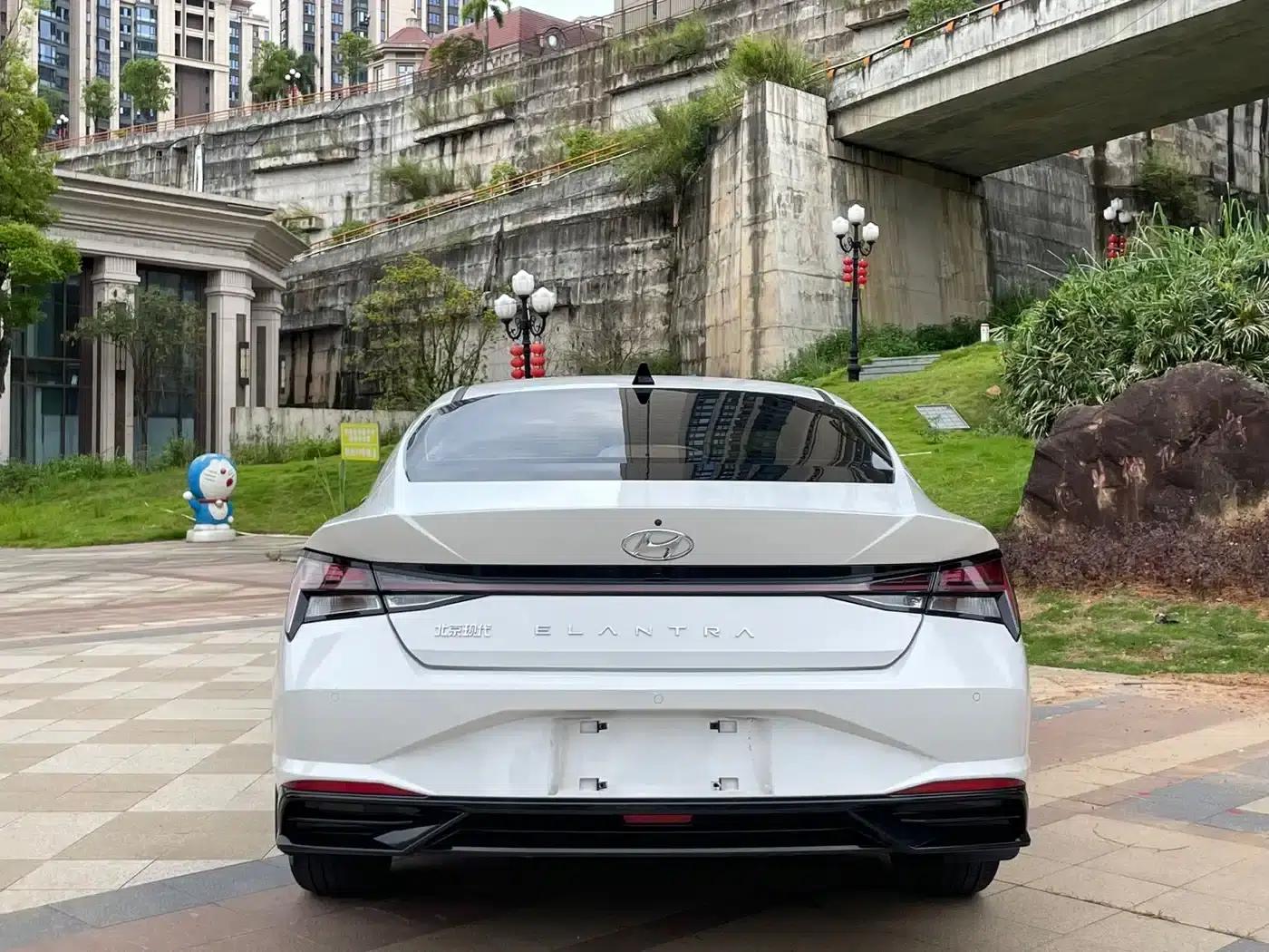 Hyundai Elantra 2022 1.5L CVT LUX Premium Edition — миниатюра 9