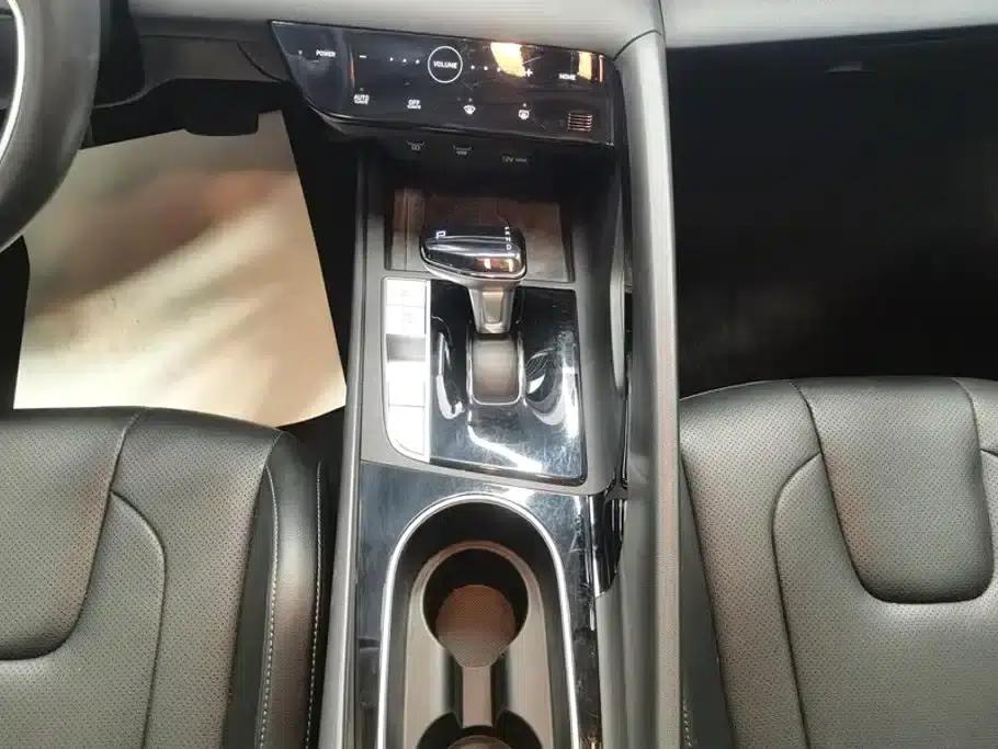 Hyundai Elantra 2021 1.5L CVT LUX Premium Edition — миниатюра 16