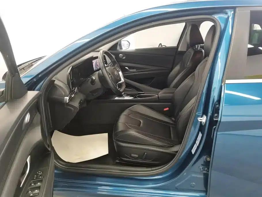 Hyundai Elantra 2021 1.5L CVT LUX Premium Edition — миниатюра 9