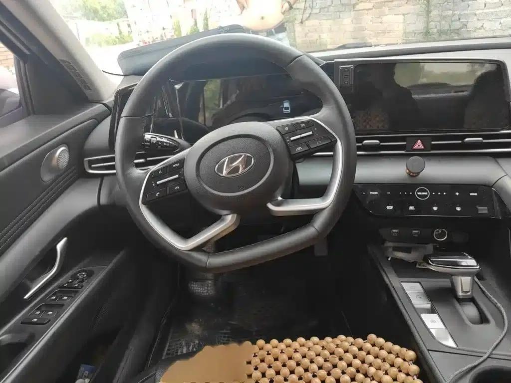 Hyundai Elantra 2022 1.5L CVT LUX Premium Edition — миниатюра 3