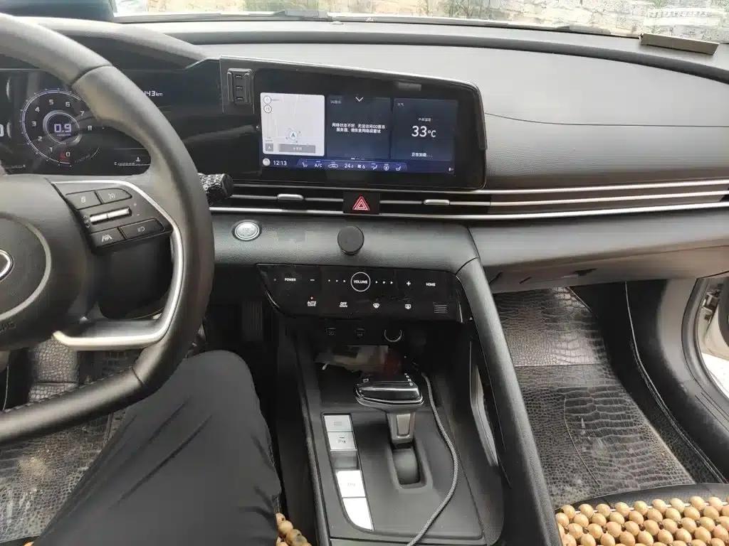 Hyundai Elantra 2022 1.5L CVT LUX Premium Edition — миниатюра 6