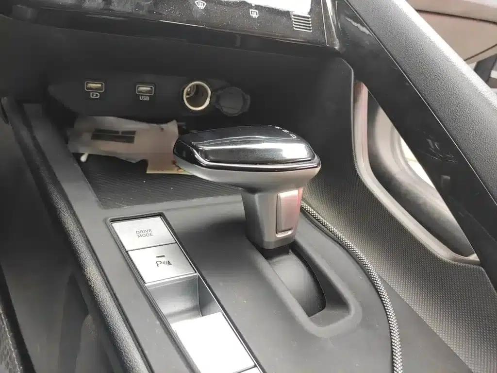 Hyundai Elantra 2022 1.5L CVT LUX Premium Edition — миниатюра 7