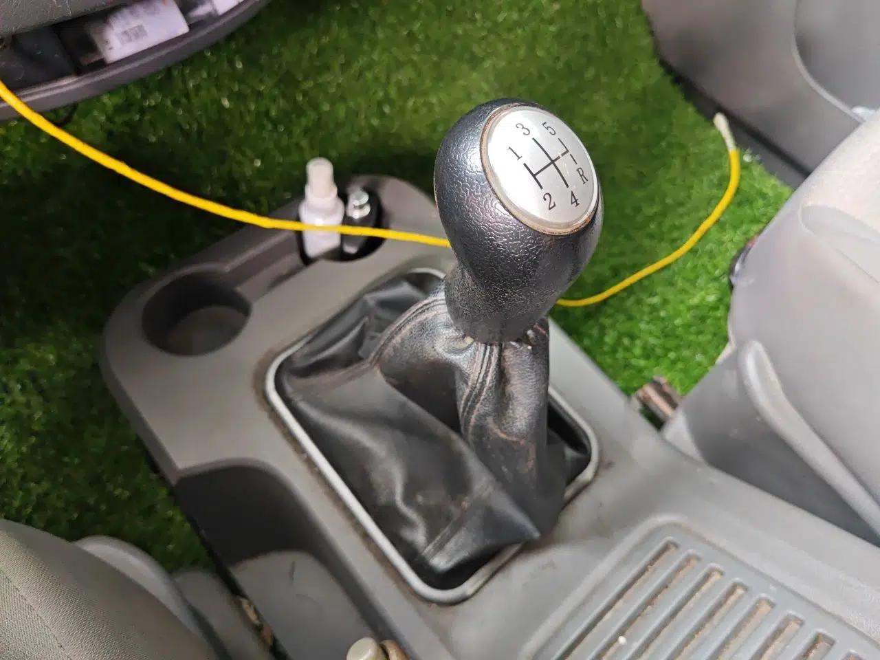FORTHING Lingzhi 2013 M3 1.6L 7-Seater Comfort Model — миниатюра 14