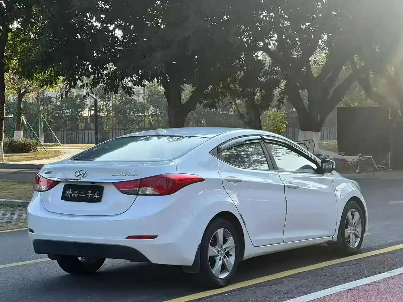 Hyundai Elantra 2012 1.6L Automatic Fashion Edition — миниатюра 9