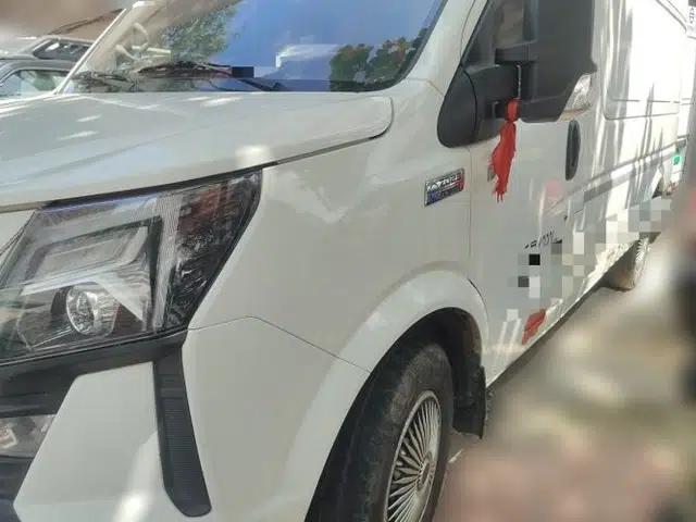 Dongfeng Yufeng 2023 V9+ 2.3T Manual Front-Drive Van Long Wheelbase Mid-Roof 3-Seater