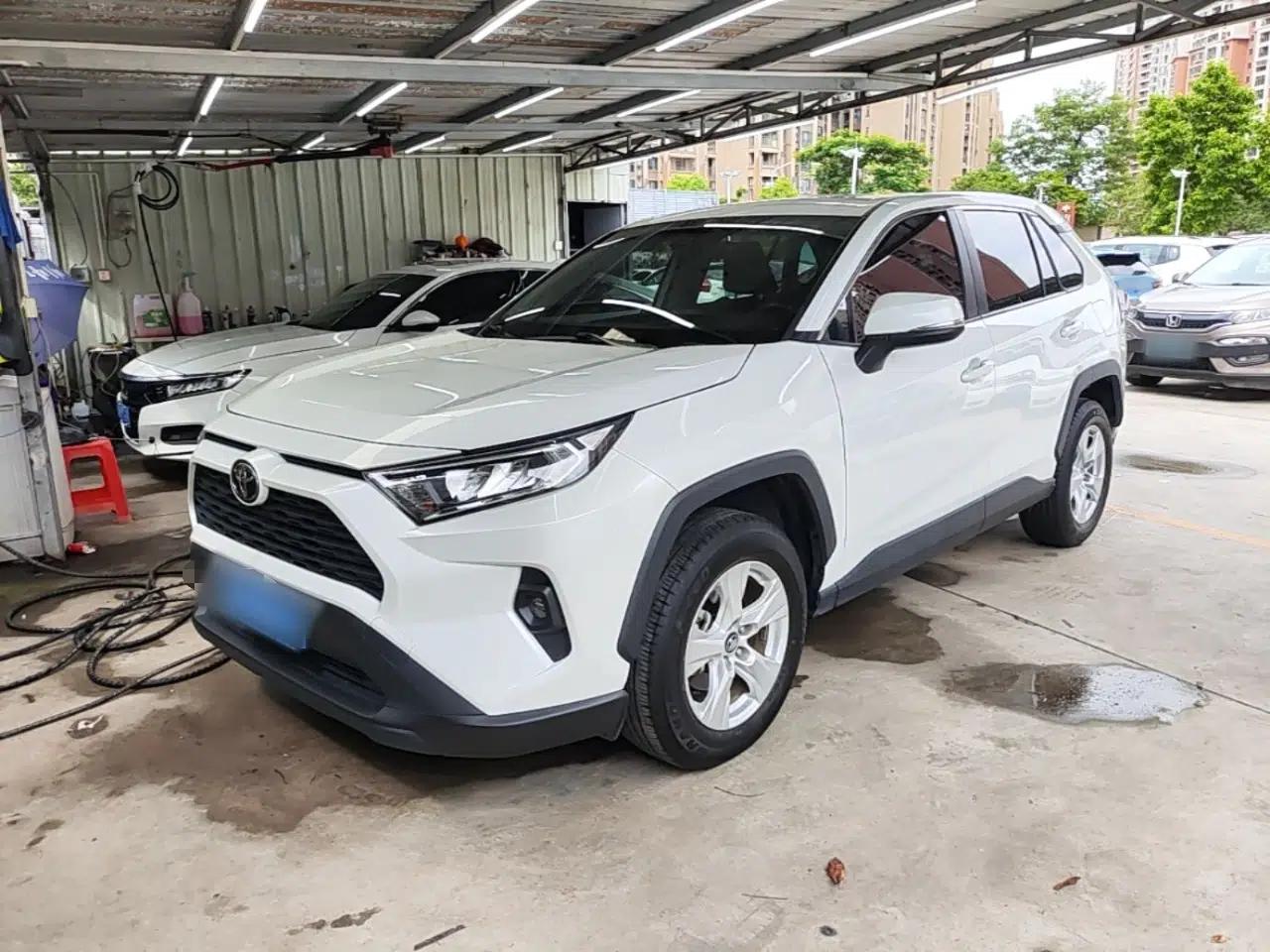 Toyota RAV4 2023 2.0L CVT Two-Wheel Drive Urban Edition — миниатюра 1
