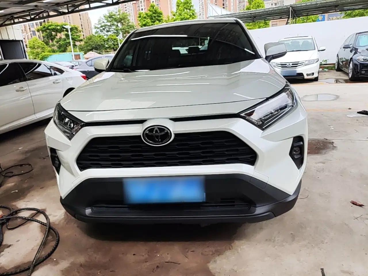 Toyota RAV4 2023 2.0L CVT Two-Wheel Drive Urban Edition — миниатюра 2