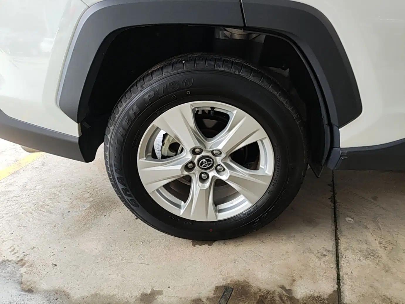 Toyota RAV4 2023 2.0L CVT Two-Wheel Drive Urban Edition — миниатюра 11