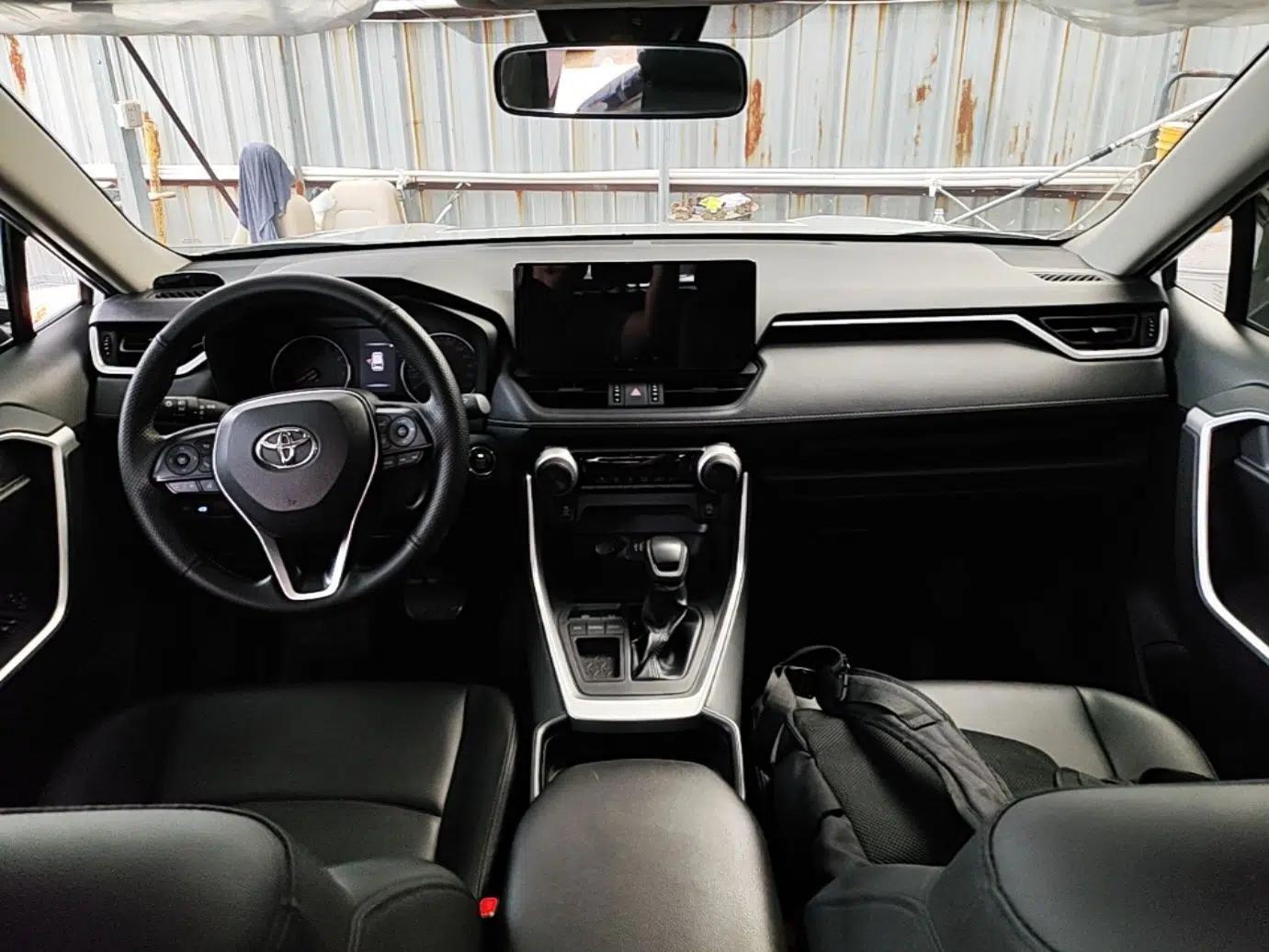 Toyota RAV4 2023 2.0L CVT Two-Wheel Drive Urban Edition — миниатюра 12