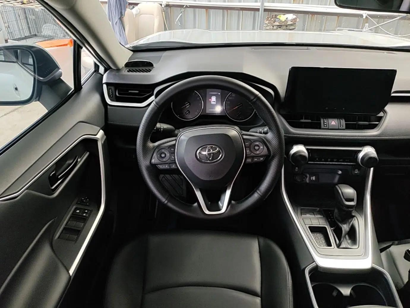 Toyota RAV4 2023 2.0L CVT Two-Wheel Drive Urban Edition — миниатюра 13