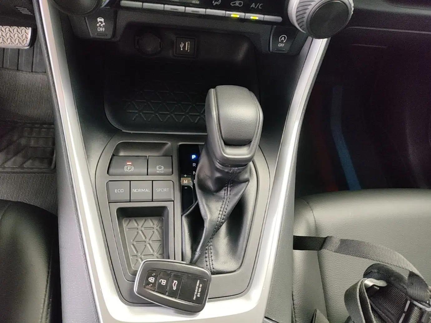 Toyota RAV4 2023 2.0L CVT Two-Wheel Drive Urban Edition — миниатюра 16