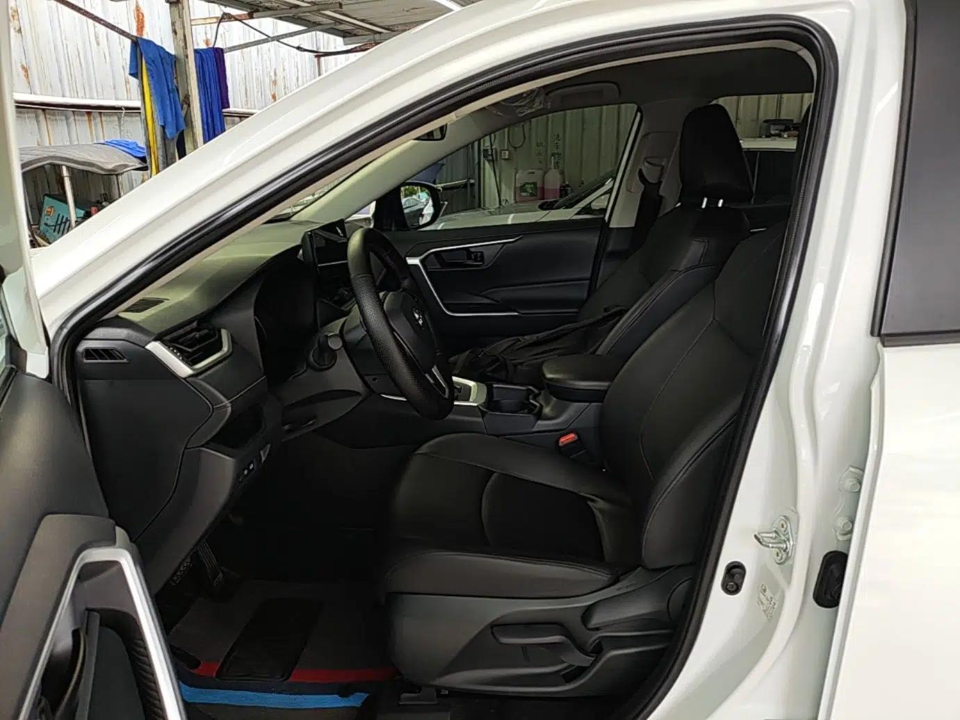 Toyota RAV4 2023 2.0L CVT Two-Wheel Drive Urban Edition — миниатюра 17