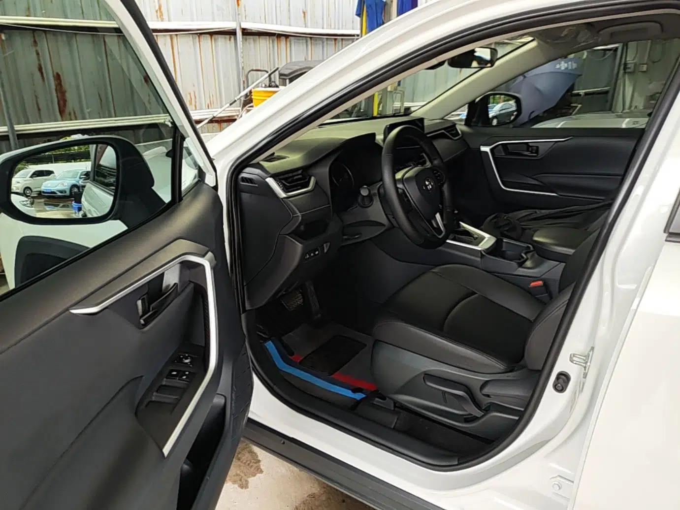 Toyota RAV4 2023 2.0L CVT Two-Wheel Drive Urban Edition — миниатюра 18