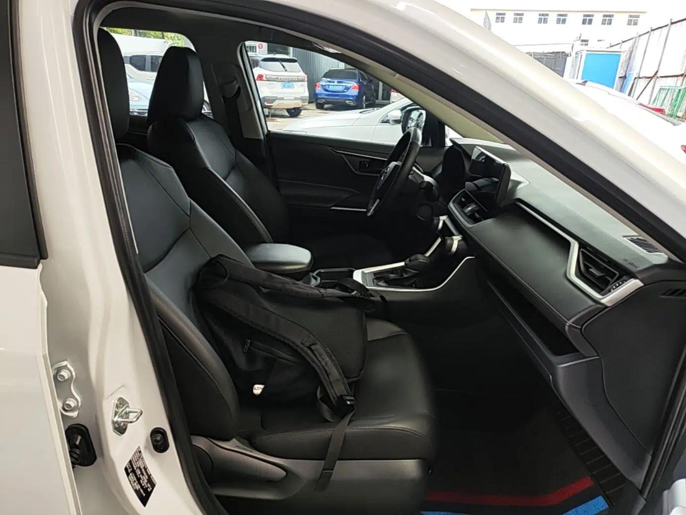 Toyota RAV4 2023 2.0L CVT Two-Wheel Drive Urban Edition — миниатюра 19